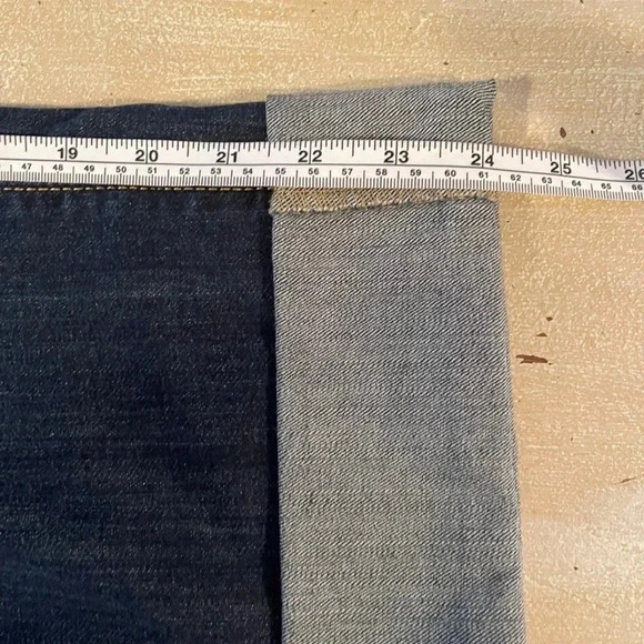 SIMPLY Vera Wang denim rolled cuffed capris. Stretchy
Size: 16 - Picture 5 of 10